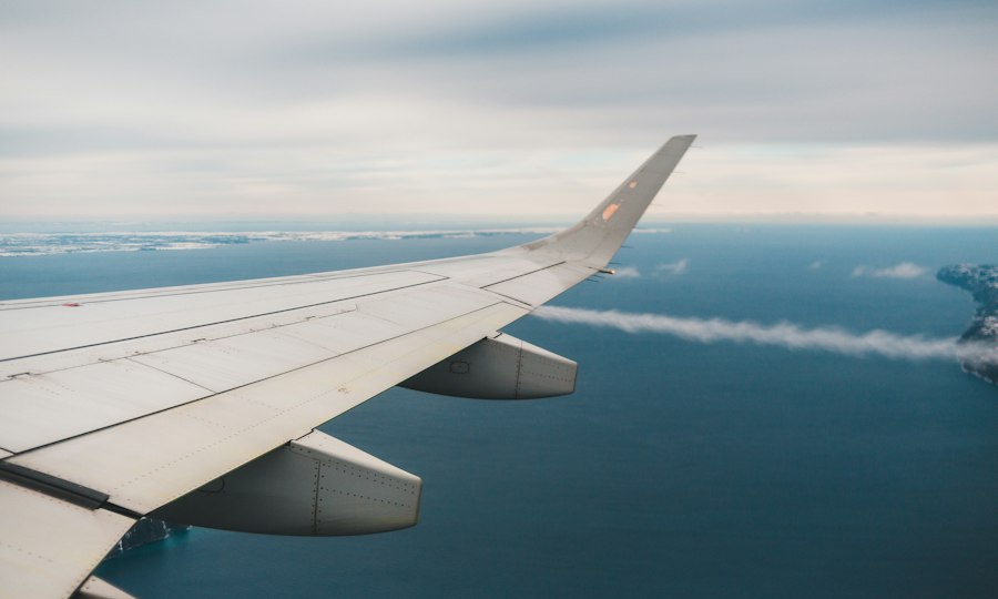 海の上を飛ぶ飛行機の翼